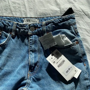 Zara mid 36 - Säljer dessa mid waist jeans från zara, de två sista bilderna är lånade från en tjej som också säljer i storlek 36! Byxorna är helt nya med prislapp kvar och har aldrig haft på mig de då de inte passar :( 🤍 Snabb affär prioriteras. Bud: det 259. Köp direkt för 450