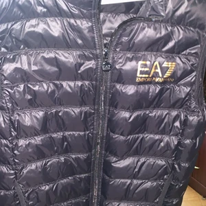 Ea7 väst - Nyskick, inga fel. Medium 