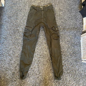 Cargo pants från madlady i storlek S - Säljer ett par militär gröna cargo pants från madlady i storlek S pga att det är för små. 