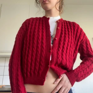 kofta - hemstickad ullkofta i rött med gulddetaljer. asfina knappar!! 