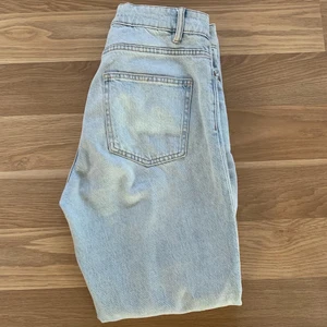 Ljusblå jeans från Lindex - Superfina ljusblå jeans från Lindex i storlek 36. Jeansen är mer ljusblå i verkligheten! Köparen står för frakten 🤍