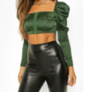 Korsettopp i satin med volymärm - Denna produkt säljs inte länge på nätet då den är jätte efterfrågad. Speciellt i grön färg. 