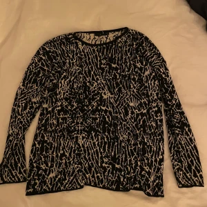 Topp  - Säljer denna topp från Åhlens , kan mötas upp i Stockholm / köparen står för frakt 💗