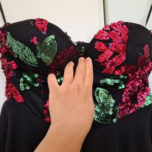 Nelly blommiga festklänning  - Festklänning i blommiga paljett perfekt till vår/sommar. XS-S (32-34)  Pris: 120 kr