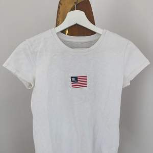 T-shirt från Ralph Lauren med tryck både på bröst och rygg! Tröjan är köpt i USA på en Ralph Lauren butik. Säljer pga att jag ej använder den längre. Frakt tillkommer, 45kr.