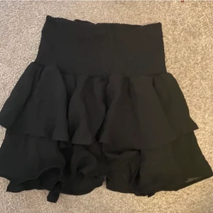 Volang kjol  - Säljer den super fina volang kjol som jag inte använt pågrund av att jag har två. Använt en gång så väldigt bra skick. 