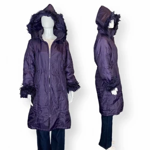 Parka Penny Lane Jacka - Lila Y2K parka penny lane vinterjacka i fint skick för sin ålder! Pälsen och hoodien kan tas av. Långa ärmar! Kolla gärna måtten. Slitningar på ena fickan, se sista bilden. Även insidans snören för typ spänna midjan är lösa och sliten. Från märket Junior Girl, storlek 170. Skulle säga den passar dom flesta storlekar. 100% polyester. Mått:   Axel till axel 42cm, Ärmlängd 60cm, Armhåla till armhåla 53cm, Jackans längd 100cm. Fri spårbar frakt! 