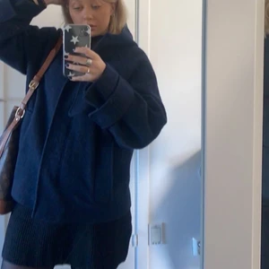 Cos jacka  - Fin cos jacka, använd en höst. Köptes förra året i cos butiken i Göteborg. Nypris 1700kr, vill få sålt den så fort som möjligt. Så kanske kan gå ner i pris vid snabb affär 