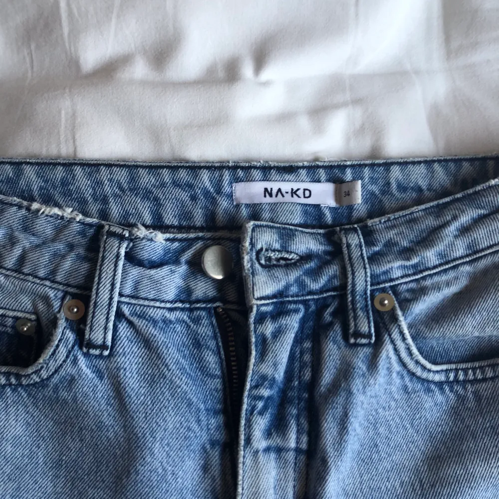 Snygga lite ljusare jeans med en sömm på sidan från NA-KD, sitter jättefint där bak!. Jeans & Byxor.