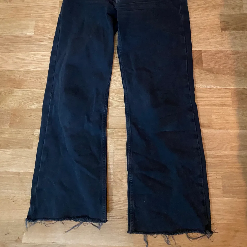 Jeans från BikBok, storlek 26. De är i bra skick👍🏼. Jeans & Byxor.