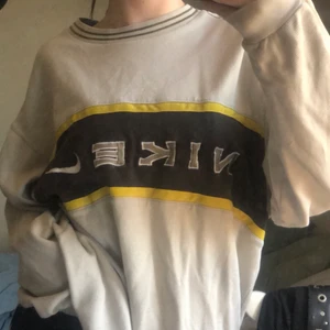 Vintage nike tröja strl M - En jätte snygg vintage nike tröja med gula och bruna detaljer. Det är en strl M❤️‍🔥❤️‍🔥