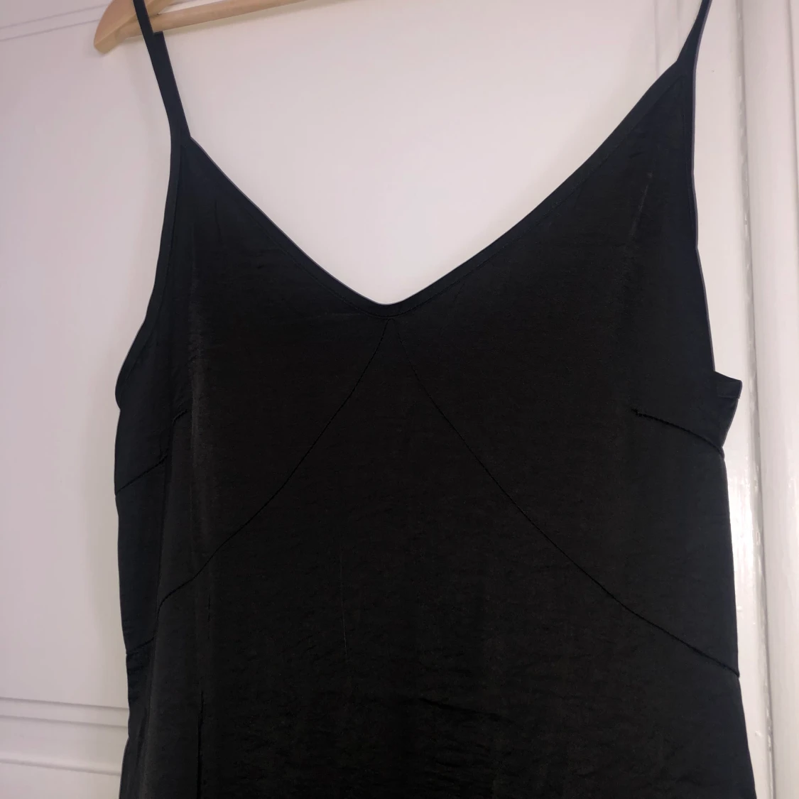 Lång svart klänning i silkesmaterial  - 90