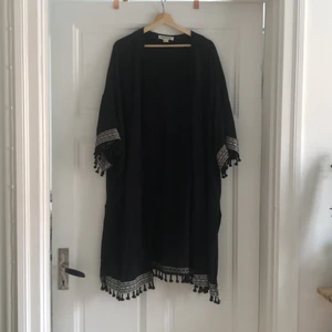 Kaftan/kofta hm&coachella - H&Ms samarbete med Coachella. Fin svart kofta i L men jag använder den som vanligtvis är S. Funkar nog till alla storlekar.  Sparsamt använd!