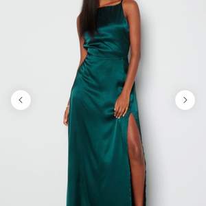 Säljer denna fina balklänningen i mörkgrön med slits och öppen rygg😍 jag har köpt den här på Plick men den är från bubbleroom. Endast testad! 400kr+ frakt