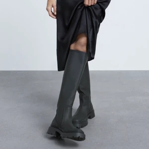 Boots - Höga boots från Zara 😋 Nypris 599kr, säljer för 450kr! Endast använda 1 gång! Storlek 36 men skulle passa en 37 också. Frakt tillkommer ✨