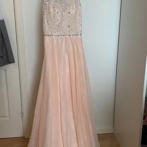 Bal/finklänning  - Balklänning andvänd en gång. Beställd hos en skräddare efter mina mått men passar en M/L. Köpt för 2500