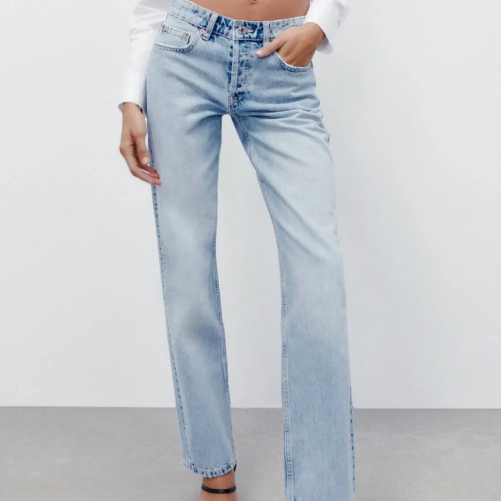 Säljer mina oanvända zara jeans, lappen kvar på🙏🏼. Jeans & Byxor.