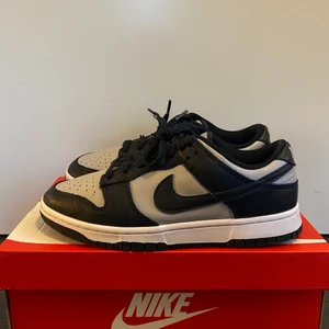 Nike Dunk Low - Georgetown - Säljer Wolf Grey Dark Obsidian Dunks i bra skick. Använda några fåtal gånger, orginalbox medföljer såklart. Köpta på StockX för ungefär 2600kr.                                                                         Bara att skriva ifall man vill ha fler bilder☺️