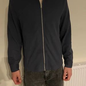 Kofta/over shirt strl L, H&M - Säljer på grund av ingen användning. Använt ett fåtal gånger. Köparen står för frakten💗✨