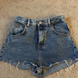 Blå jeansshorts  - Korta blå jeansshorts från Pull&Bear. Använda men i bra skick. Ganska stora för att vara storlek 32.
