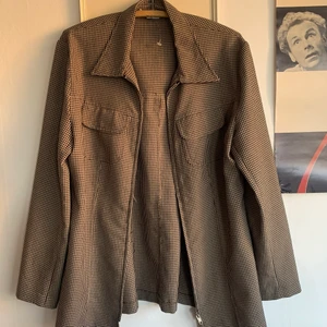 Jacka/skjorta - Säljer denna kavajliknande skjorta/jacka i fint mönster! Passar XS till M.