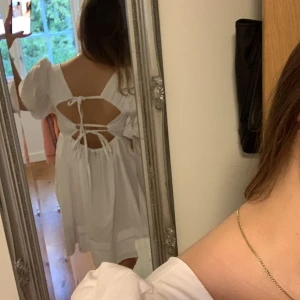 NY Vit klänning / student  - Helt ny och oanvänd klänning från asos! Köpte flera stycken till student iår , och jag inte kunde bestämma mig så kunde inte lämna tillbaka .. Super fin i ryggen så man kan knyta om så den passar kroppen mer! Strl 34 men en 36 kan lätt ha den för den kan justeras och har ”gummiband” i midjan