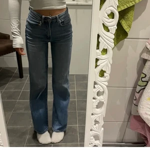Jeans - Säljer dessa supersnygga jeansen som jag har köpt här på Plick, säljer pga inte min stil.❤️