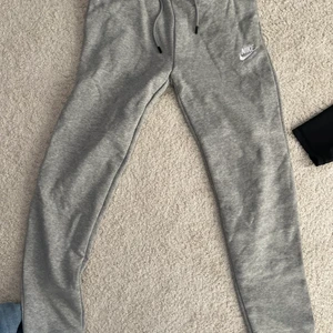 nike - nike mjukisbyxor aldrig använda 