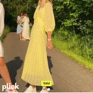 Klänning  - Måste tyvärr sälja vidare denna urfina klänning då den var för liten. Det är en underklänning och en överklänning så den är inte genomskinlig Allas! Perfekt inför vår och sommaren. 