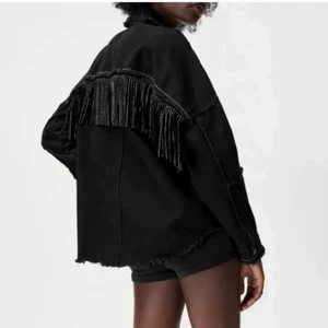 Jeansjacka  - Säljer en jeansjacka med fransar baktill som är perfekt till våren eller fest❤️ kan skicka egna bilder