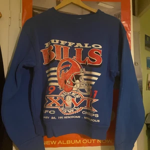 Snygg vintage sweater  - Säljer denna super snygga unika vintage tröjan. Storlek M men skulle säga att den passar XS-M beroende på hur man vill att den ska sitta. Kan mötas upp, frakta eller upphämtning. Den är i bra skick, köpte denna på beyond Retro❣️ hör av dig vid frågor! :) (frakt kollas upp vid köp)