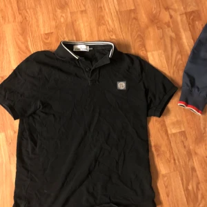 Stone island pikétröja L - Stone island pikétröja perfekt till sommaren, storleken är L men slim fit så passar en medium. Ny priset ligger mellan 1200-1600 kr