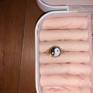 Svart/vit ring - Jättecool ring köpt här på plick, svart/vit färg. Bra matrial! storleken är ca 16 tror jag. Men om ni vill dubbelkolla så gämför er hand med min som finns på ett annat inlägg, mitt finger passar nämligen ringen.