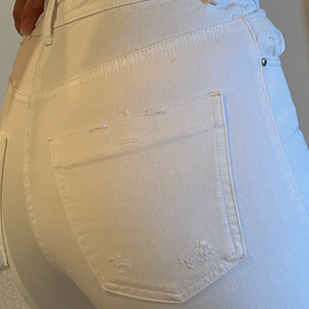 Ett par långa raka vita jeans. De har hål och är raka i benen. Perfekta! Speciellt till sommaren och våren💗. Jeans & Byxor.