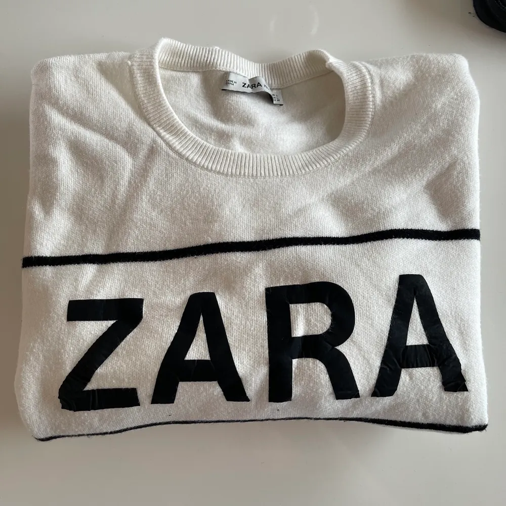 Sweatshirt från Zara i Strl L, men pga att den tyvärr råkade torktumlas är den nu mer en Strl M!🙃 använd ett fåtal gånger. Tröjor & Koftor.