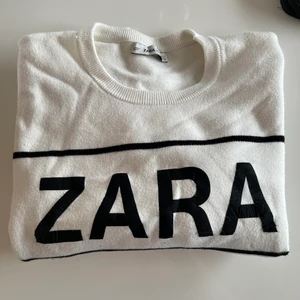 Sweatshirt från ZARA - Sweatshirt från Zara i Strl L, men pga att den tyvärr råkade torktumlas är den nu mer en Strl M!🙃 använd ett fåtal gånger