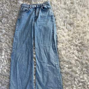 weekday ace high waist jeans. Jättesköna jeans jag tyvärr växt ur. Något använda men inte särskilt mycket. Nypris 500kr