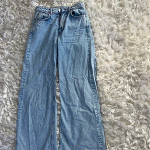 weekday jeans - weekday ace high waist jeans. Jättesköna jeans jag tyvärr växt ur. Något använda men inte särskilt mycket. Nypris 500kr