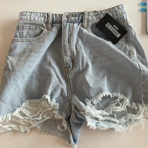 Jeansshorts  - Jeansshorts från missguided i Strl 38! Aldrig använda lappen kvar 