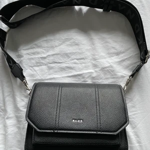 Väska - Snygg väska som inte kommer till användning. Har 5 fack så man får plats med hyfsat mycket. Använd sparsamt därför bra skick. 