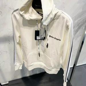 Palm Angels Hoodie - Palm Angels Hoodie. Köpt från Farfetch för 429€ eller 4560kr. Letar efter en snabb affär.  Aldrig provad, fortfarande med tags och i originalförpackning.  Slim regular fit.  Skicket är "New with tags".   mått i tum: axlar: 20 (under arm hela vägen runt) 24" (48"), längd 28"  Storlek 2XL men sitter som XL  Priset är inte hugget i sten, FRI FRAKT!