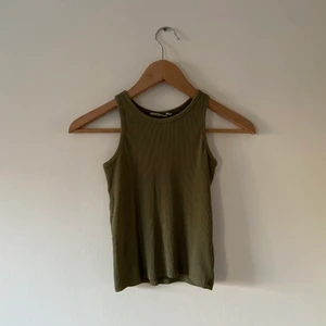 Grönt ribbat linne  - Ett jätte gulligt grönt ribbat linne från Kappahl som jag säljer på grund av att jag har ett liknande😊 Köparen står för frakt💕