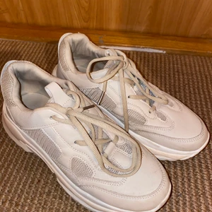 Beiga skor strl 38 - I jättefint skick. Köparen står för frakten☺️