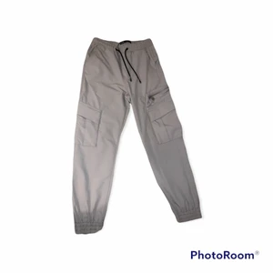 Cargo pants - Strl S - Cargo pants från Zara mycket bra skick använt 1-2 gånger. Byxorna kan vara lite mindre. 