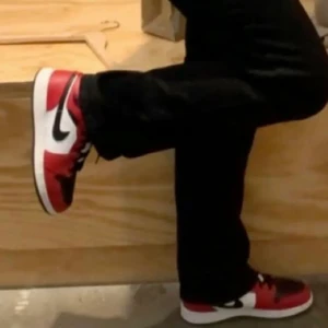 Jordans 1 mid Chicago black toe  - Jordans 1 i bra skikt använt några gånger, säljer pågrund av att de är försmå, köpta för 2500 (äkta) pris kan diskuteras och skriv för fler bilder💞