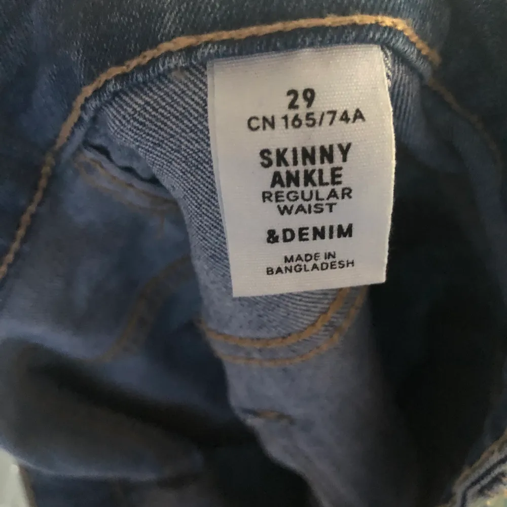 Jag säljer skinny jeans  för 100kr! Priser kan diskuteras , storlekn är S ! Kan mötas upp i norrköping men även skickas då står köparen för frakten! . Jeans & Byxor.