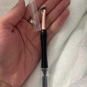 Ögonbryn borstar  - De är helt nya, har aldrig använt de säljer de för att jag har och inte behöver de nu