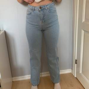 Säljer dessa snygga jeans pågrund av att dem är för korta för mig. Modellen är 167cm lång och passar i storleken 36 som på bilden. Hör av er om mer info eller vid köp💓 köparen står för frakt.