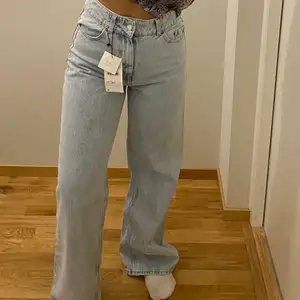 Trendiga jeans från Zara. Dom är helt slutsålda. Säljer dom på grund av fel storlek. Köparen står för frakt. Budgivning om flera intresserade eller köp direkt för 399kr❤️