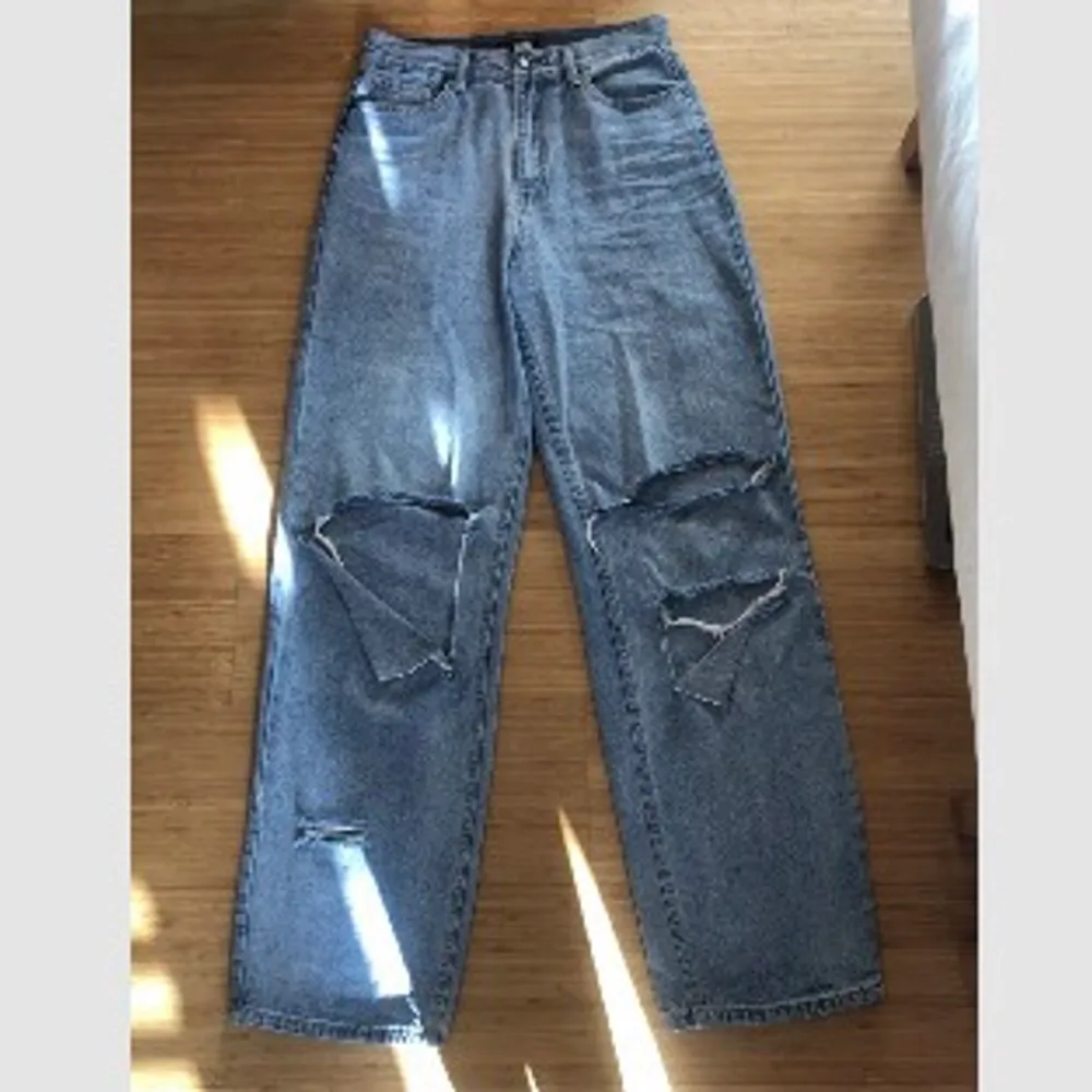 Ripped baggy jeans som tyvärr är alldeles för stora för mig. Jag köpte dem här på plick men har aldrig fått användning för dem. Funkar lågmidjat och högmidjat.. Jeans & Byxor.